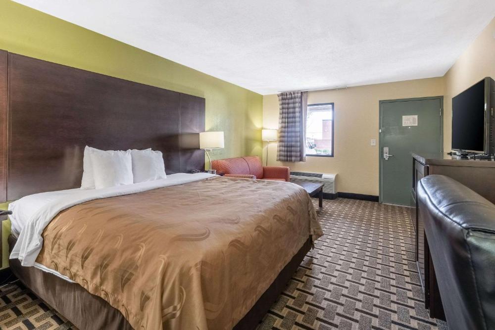 King Room - Non-Smoking interior