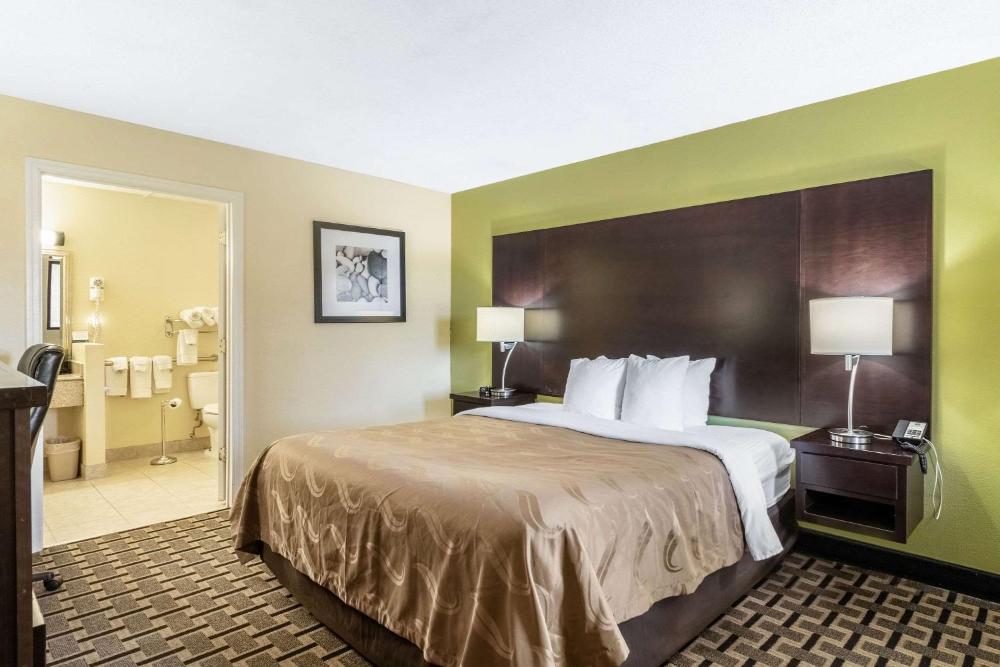 King Room - Accessible/Non-Smoking interior